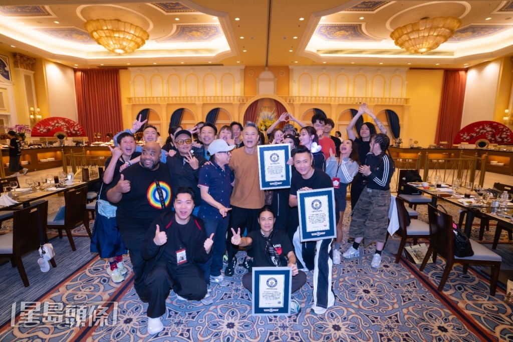 草蜢跟工作人員大合照留念。 草蜢跟工作人員大合照留念。