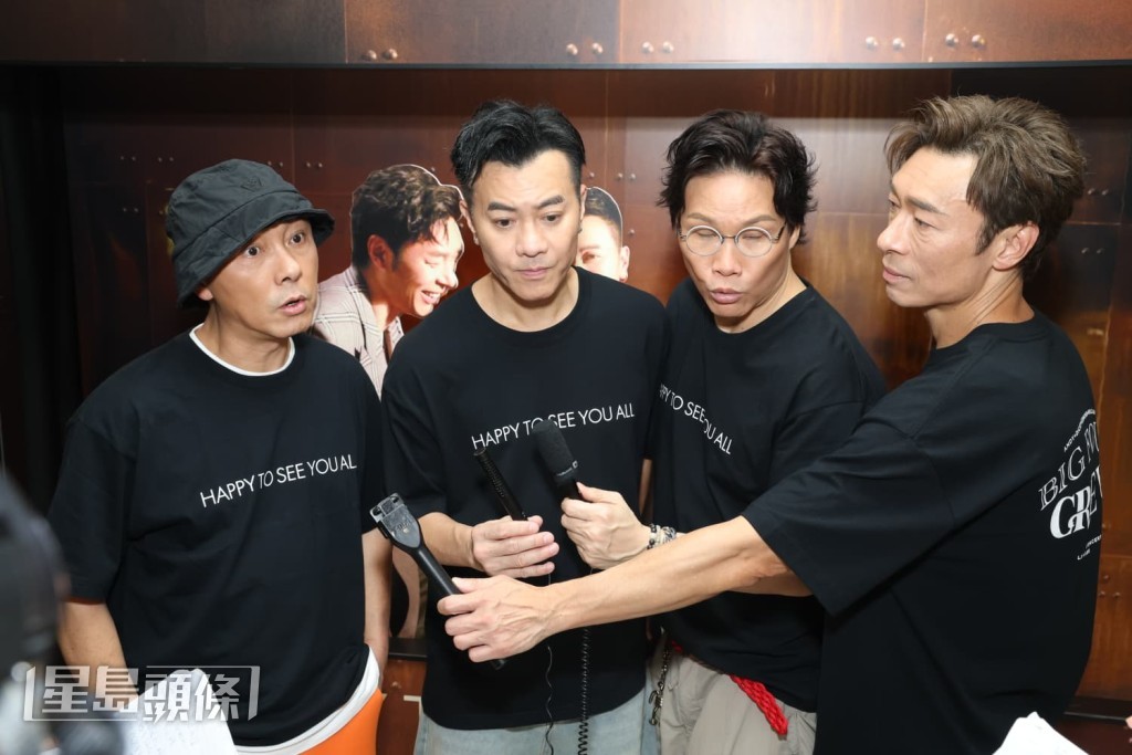 3子笑指Dicky幫他們入紙紅館。 3子笑指Dicky幫他們入紙紅館。