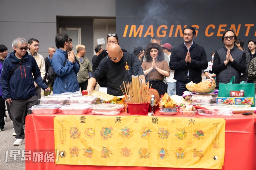 何超和Iman要練的是各門派的招式及各種兵器的運⽤，由拳腳對打到舞⼑弄槍，每一個細節都要練。