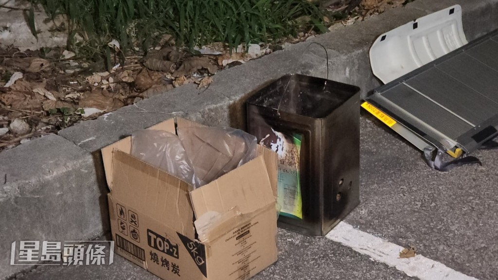 警员在车内检获一个,怀疑事主用作烧炭。黎志伟摄 警员在车内检获一个,怀疑事主用作烧炭。黎志伟摄