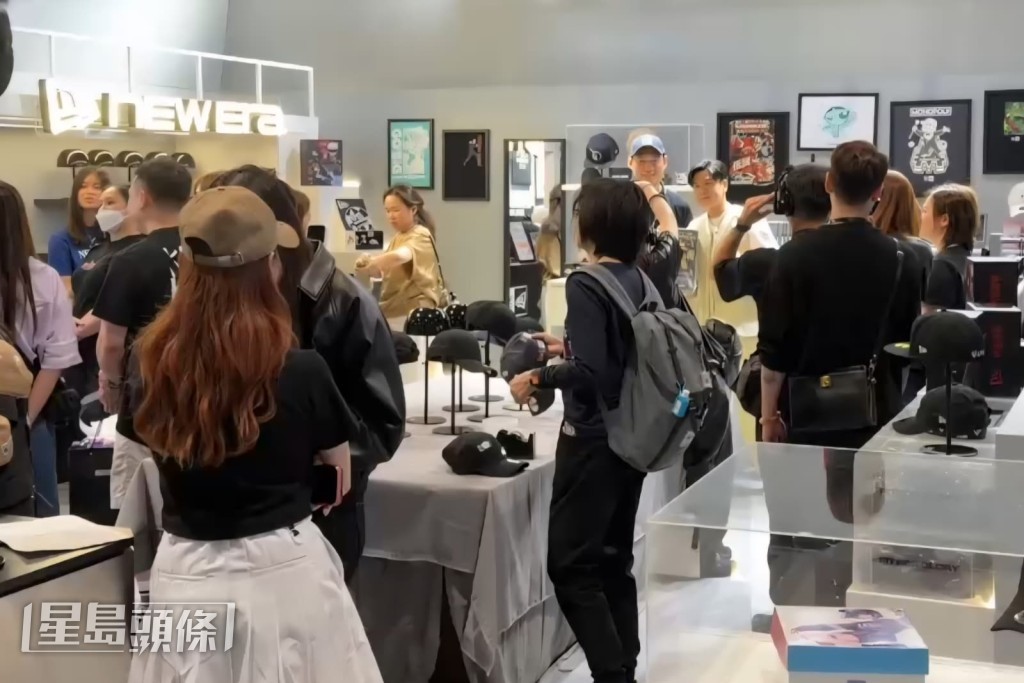 李蔓瑩離遠看着男友伍允龍。