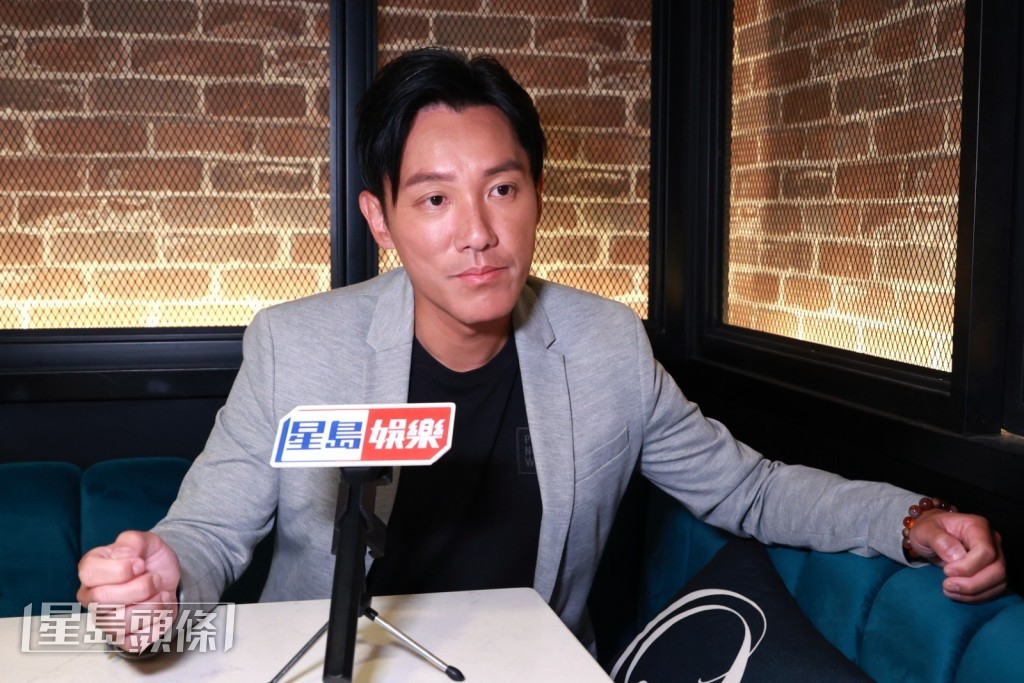 離開電視台要考慮的，包括更不穩定的工作安排和收入，阿康坦言有所覺悟，亦感謝太太這位「首席財務官」一直以來為他好好打理。