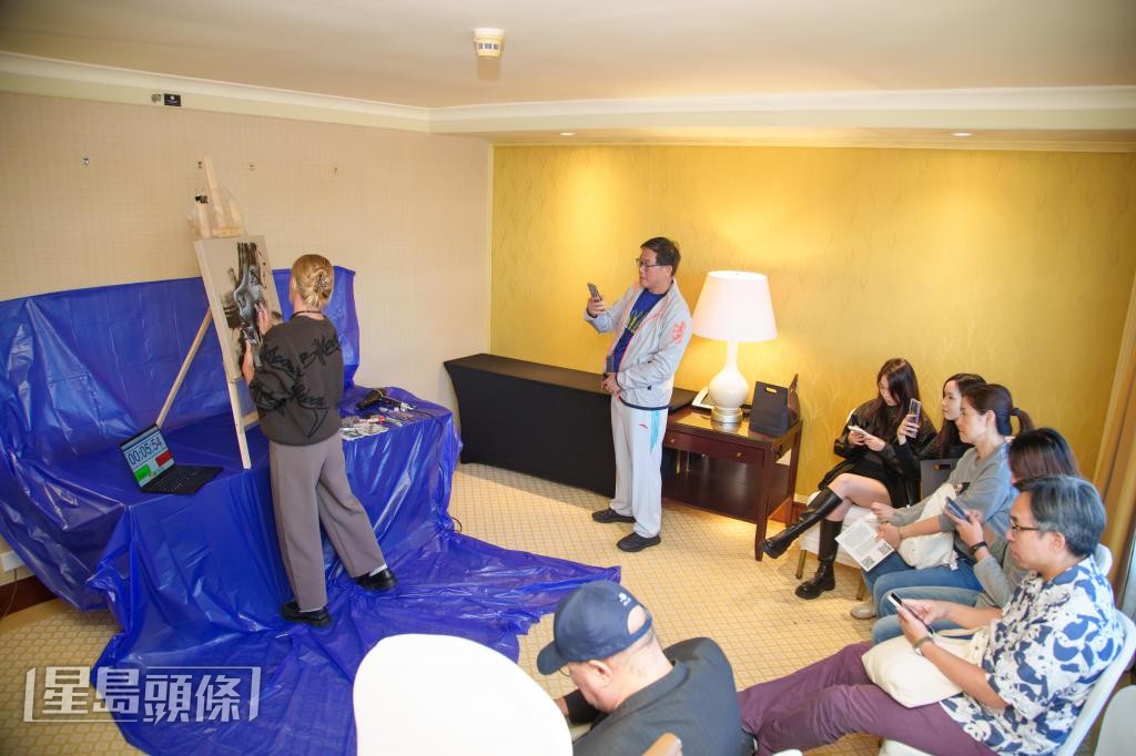 Jamie Torpey在20分鐘內即場創作,成功吸引觀眾⽬光。 Jamie Torpey在20分鐘內即場創作,成功吸引觀眾⽬光。