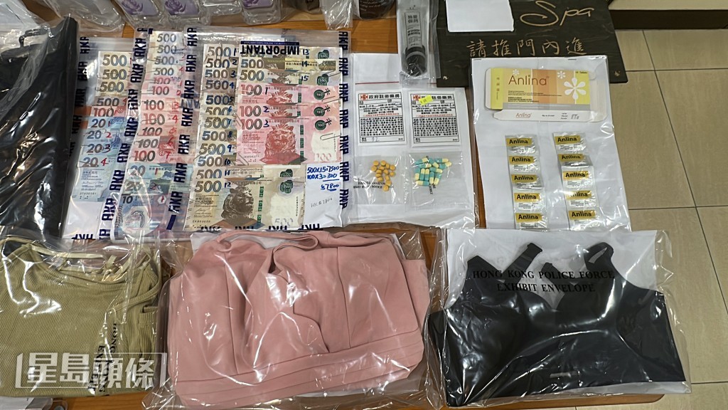 行動中檢獲大批賣淫工具包括潤滑劑及避孕套等。劉漢權攝 行動中檢獲大批賣淫工具包括潤滑劑及避孕套等。劉漢權攝