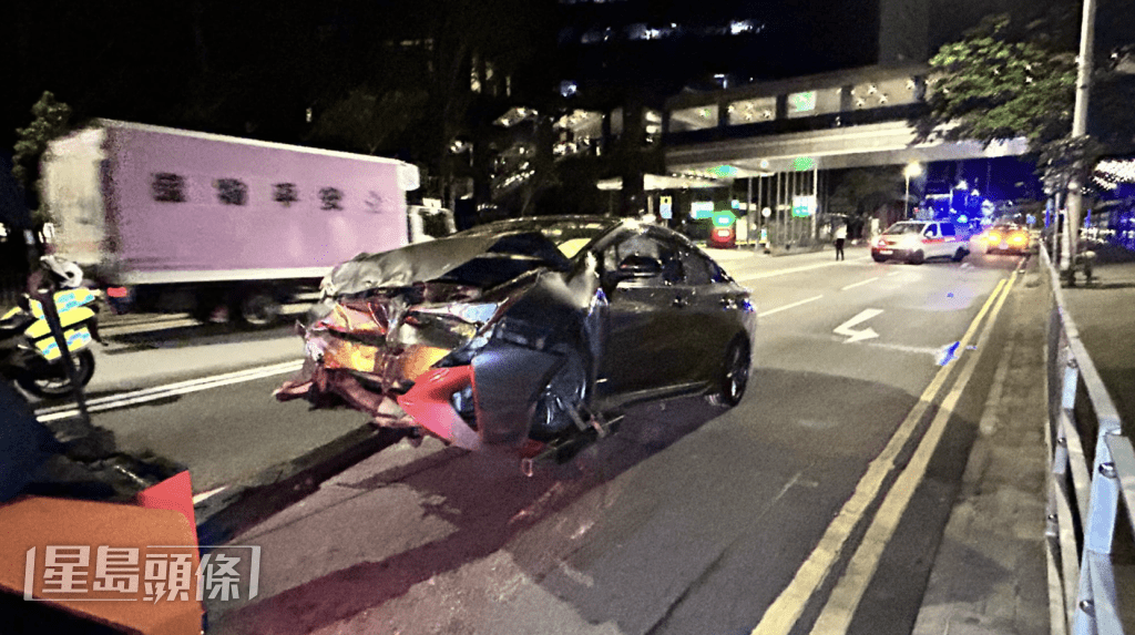 車禍中另一輛私家車車頭損毀嚴重,司機報稱受傷送院。蔡楚輝攝 車禍中另一輛私家車車頭損毀嚴重,司機報稱受傷送院。蔡楚輝攝