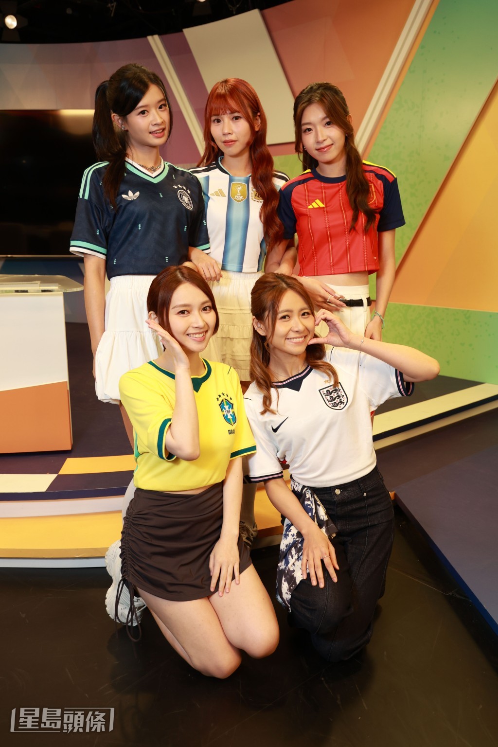 表妹Mona、KK、Vian、Gigi、Loklam講起球員踢法、隊伍戰術都頭頭是道。