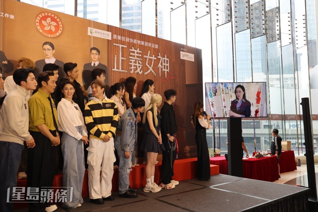 佘詩曼拍片祝賀。 佘詩曼拍片祝賀。