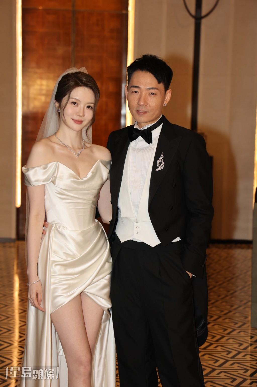 丈夫徐浩是MIRROR的御用監製,二人在上月於尖沙咀擺酒結婚。 丈夫徐浩是MIRROR的御用監製,二人在上月於尖沙咀擺酒結婚。