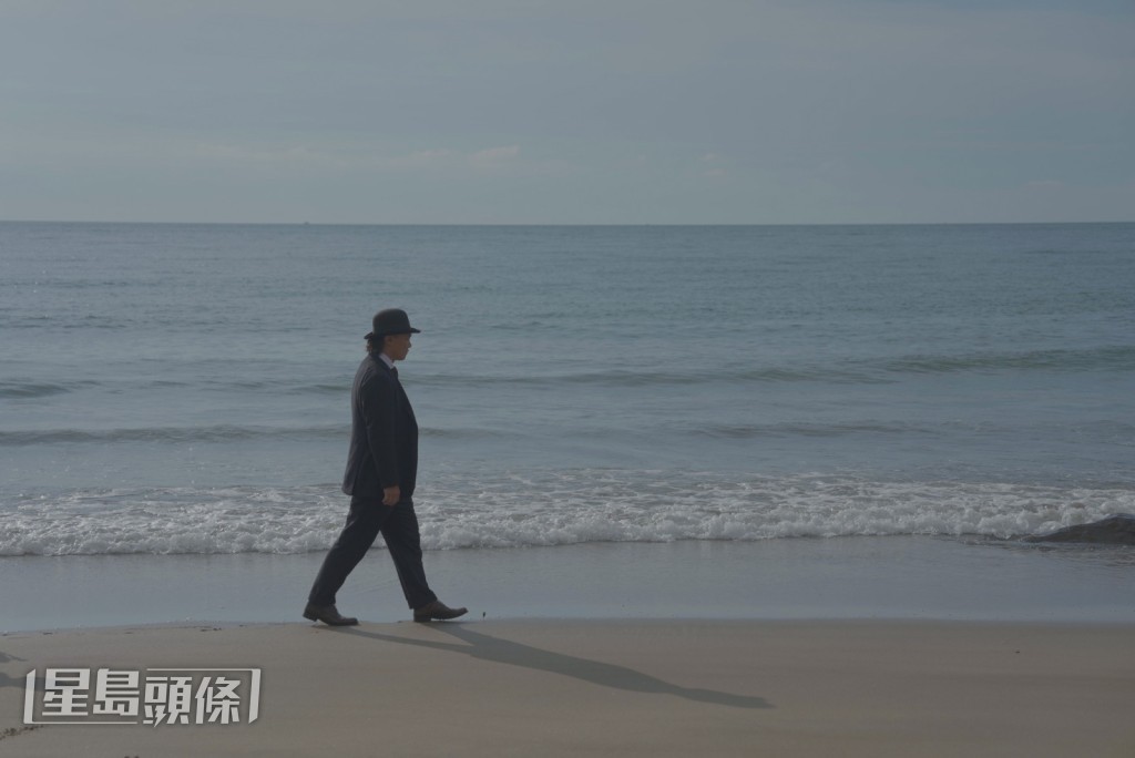 Eason全程穿黑色西裝、戴紳士帽。 Eason全程穿黑色西裝、戴紳士帽。