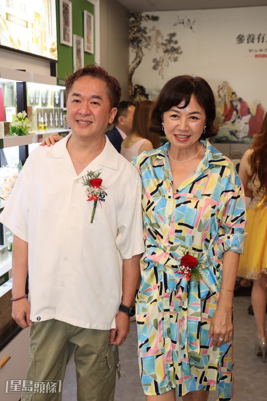 鄧兆尊日前為《紀念新馬師曾誕辰110周年好友演唱會》擔任司儀,笑指是妹妹鄧翠玉逼他做。 鄧兆尊日前為《紀念新馬師曾誕辰110周年好友演唱會》擔任司儀,笑指是妹妹鄧翠玉逼他做。