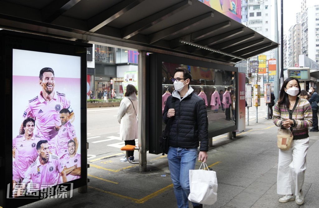 美斯將訪港熱潮不斷升溫，銅鑼灣出現大量廣告。 蘇正謙攝