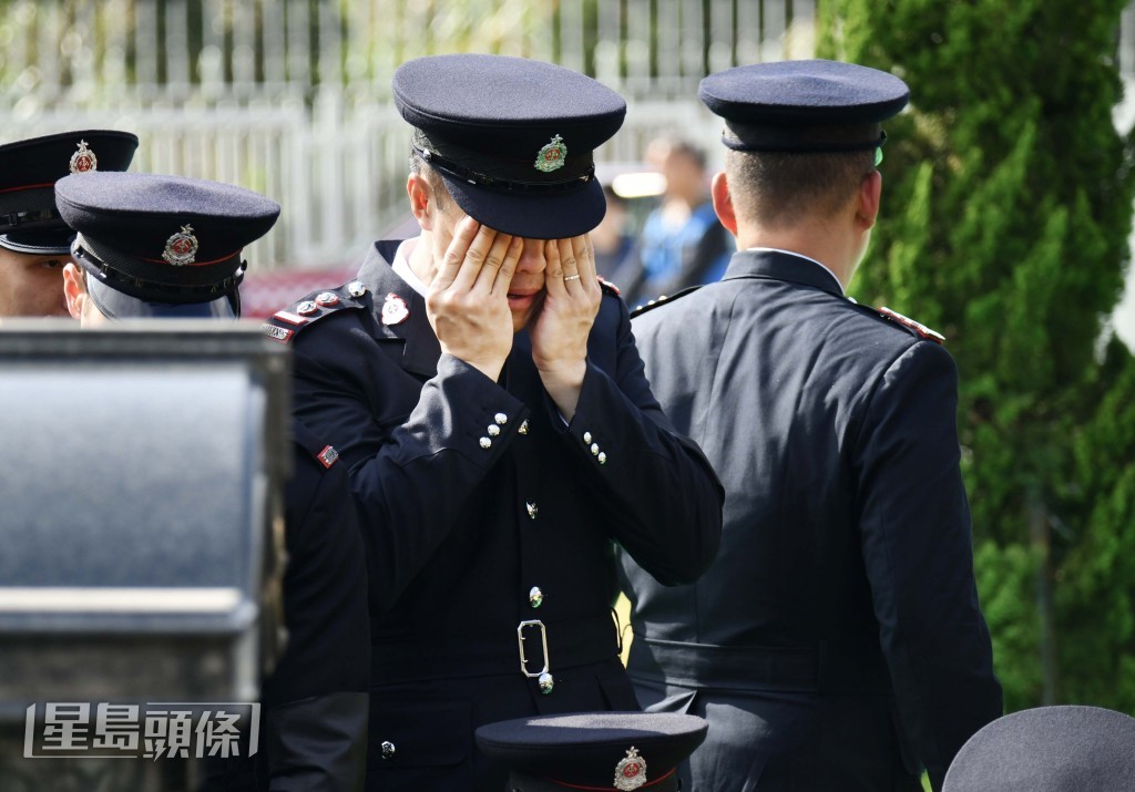 同袍送別何偉豪，流下男兒淚。