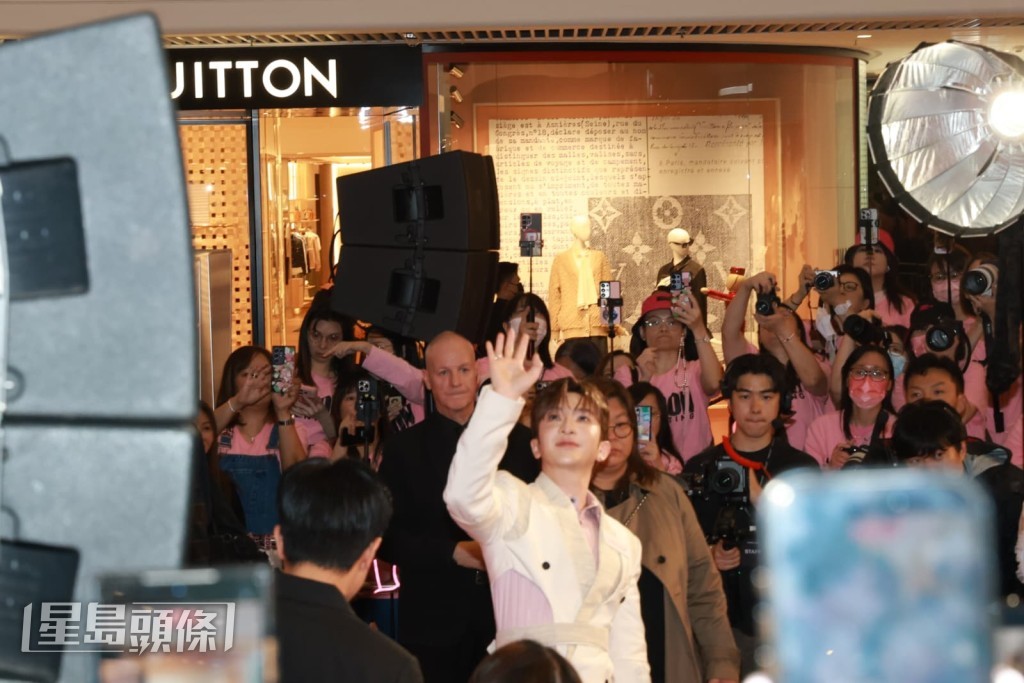 四处向神徒挥手打招呼。