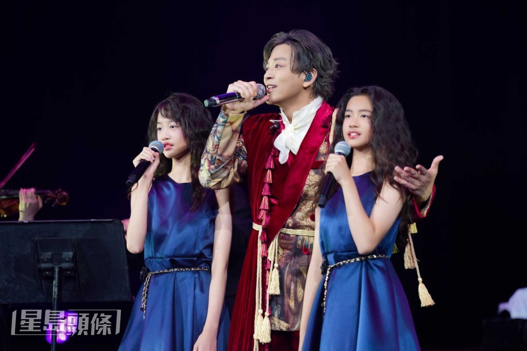 東東說：「佢哋真係好厲害，幾歲就上過紅館嘅舞台，不過嗰時佢哋只係有依家一半咁高！」