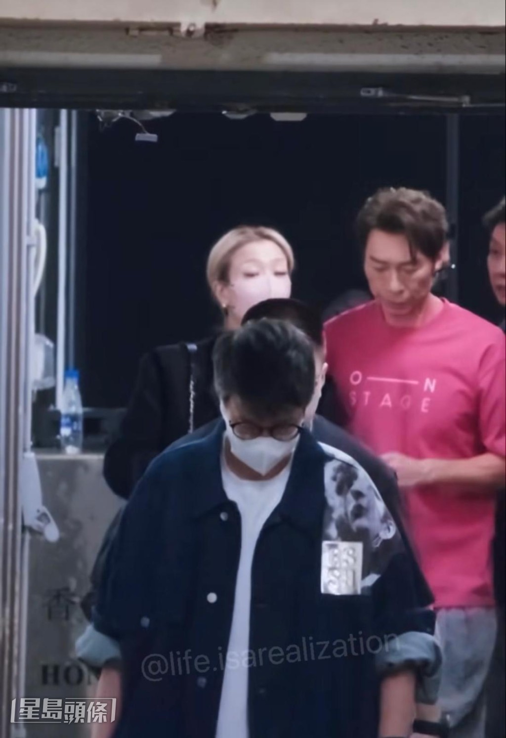 Sammi沒有上台,一直在後台打點,安仔說她害怕會搶去焦點。 Sammi沒有上台,一直在後台打點,安仔說她害怕會搶去焦點。