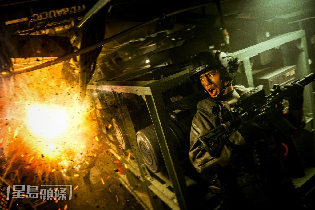 作為特種兵的演員要穿着整副裝備在潛艇入面走位拍攝。