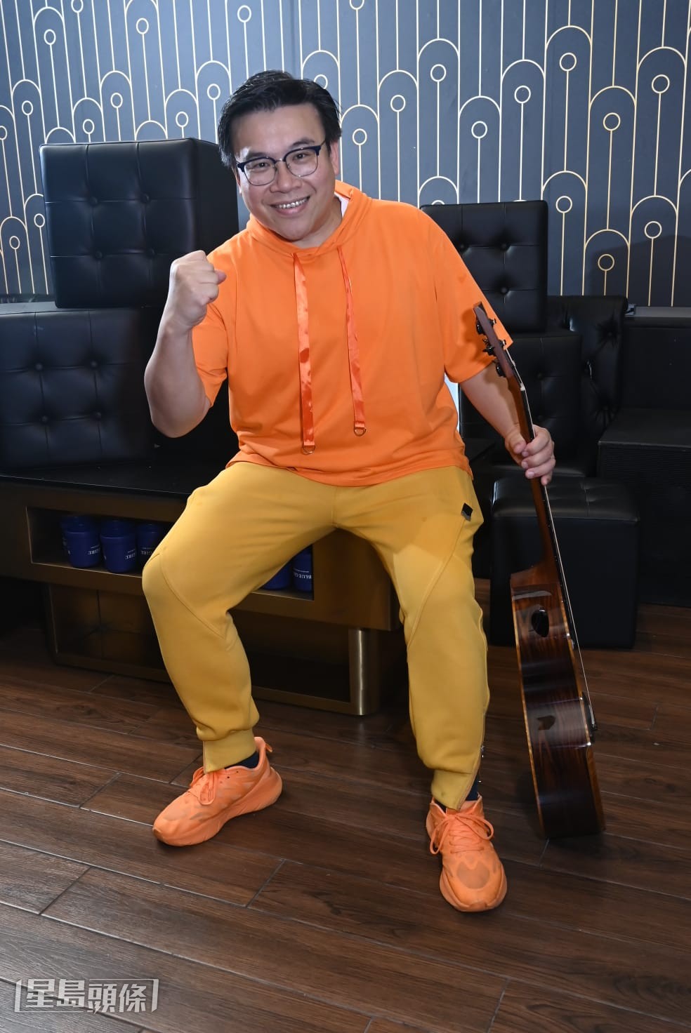 劉卓威靠內地巡演和經營結他學校維持生計。