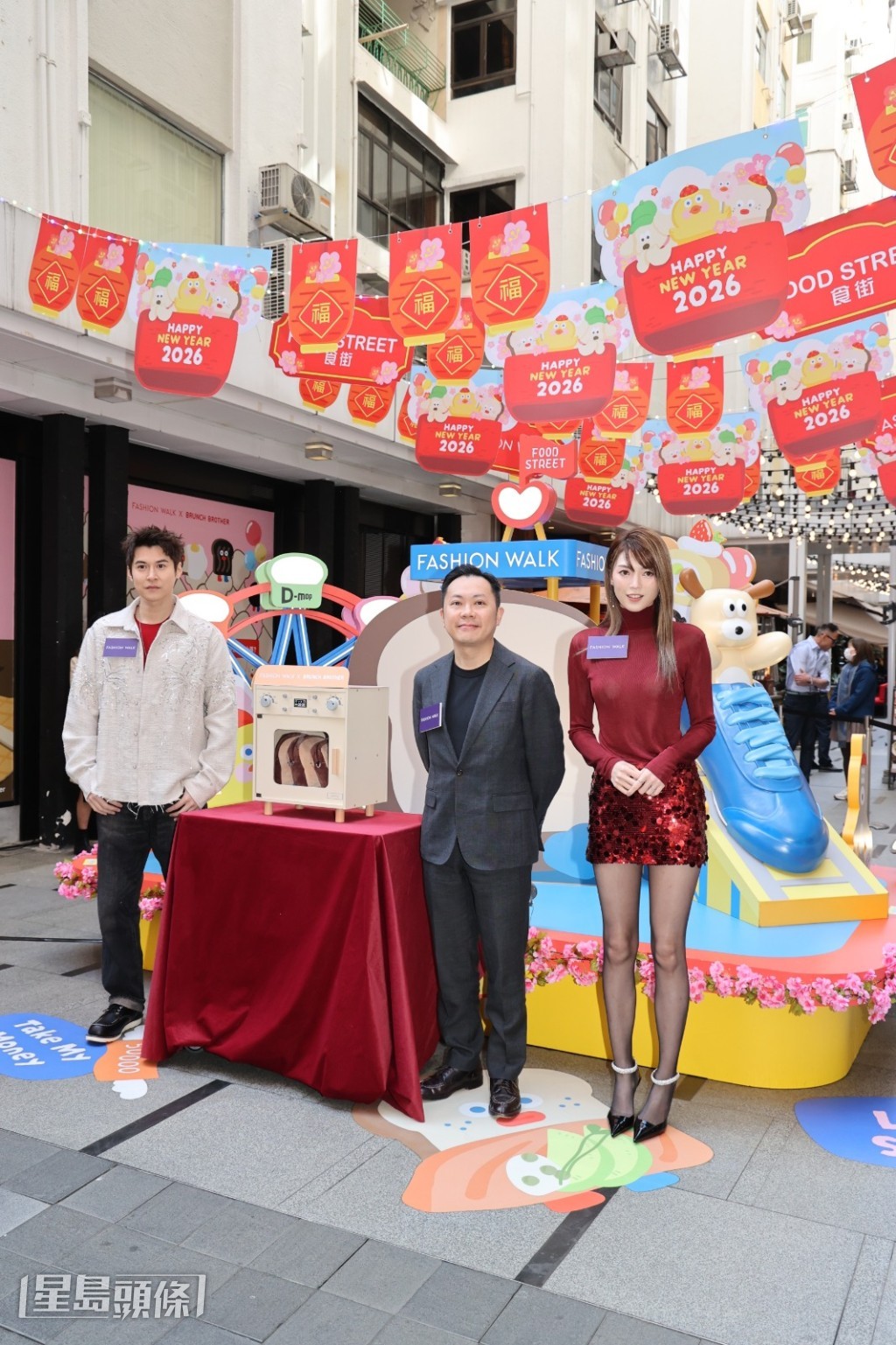 聯同恒隆地產香港業務—零售及市場推廣總經理雷一鳴先生，一同參與創意的「出爐」儀式。