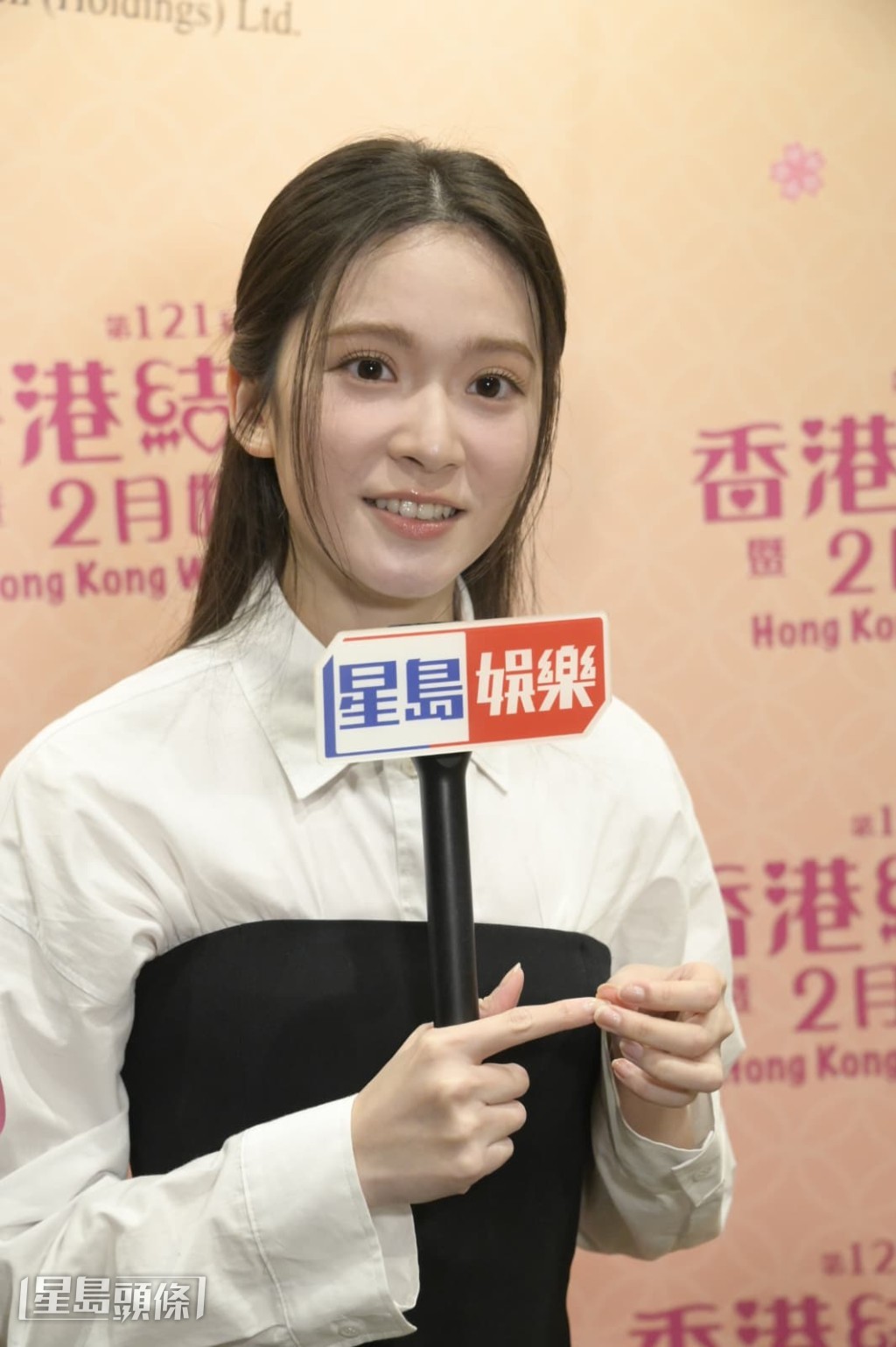 提到初三時在網上找人嗌交開年，她笑言是因為有啲悶。