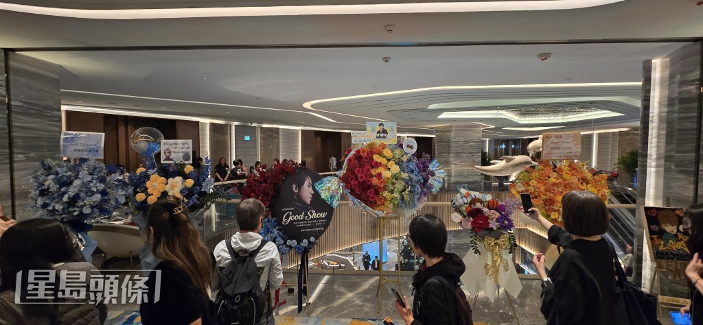 場內有不少祝賀花藍。