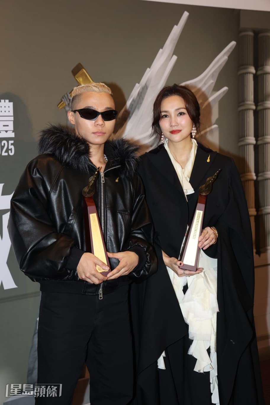 湯令山的《用背脊唱情歌》奪至尊歌曲,謝安琪(Kay)憑一曲《50/50》奪得《叱咤十大》歌曲獎第二位。 湯令山的《用背脊唱情歌》奪至尊歌曲,謝安琪(Kay)憑一曲《50/50》奪得《叱咤十大》歌曲獎第二位。