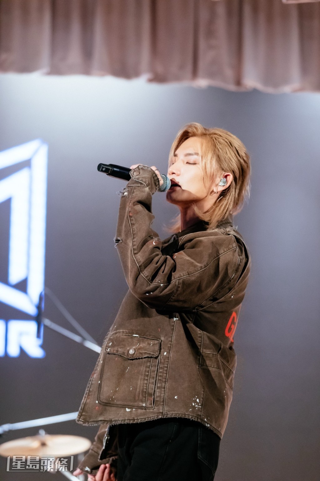 Jeremy唱出《Closer》。