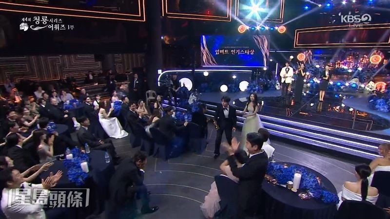 李俊榮聽錯自己得人氣獎,之後他將獎座還給李浚赫。 李俊榮聽錯自己得人氣獎,之後他將獎座還給李浚赫。