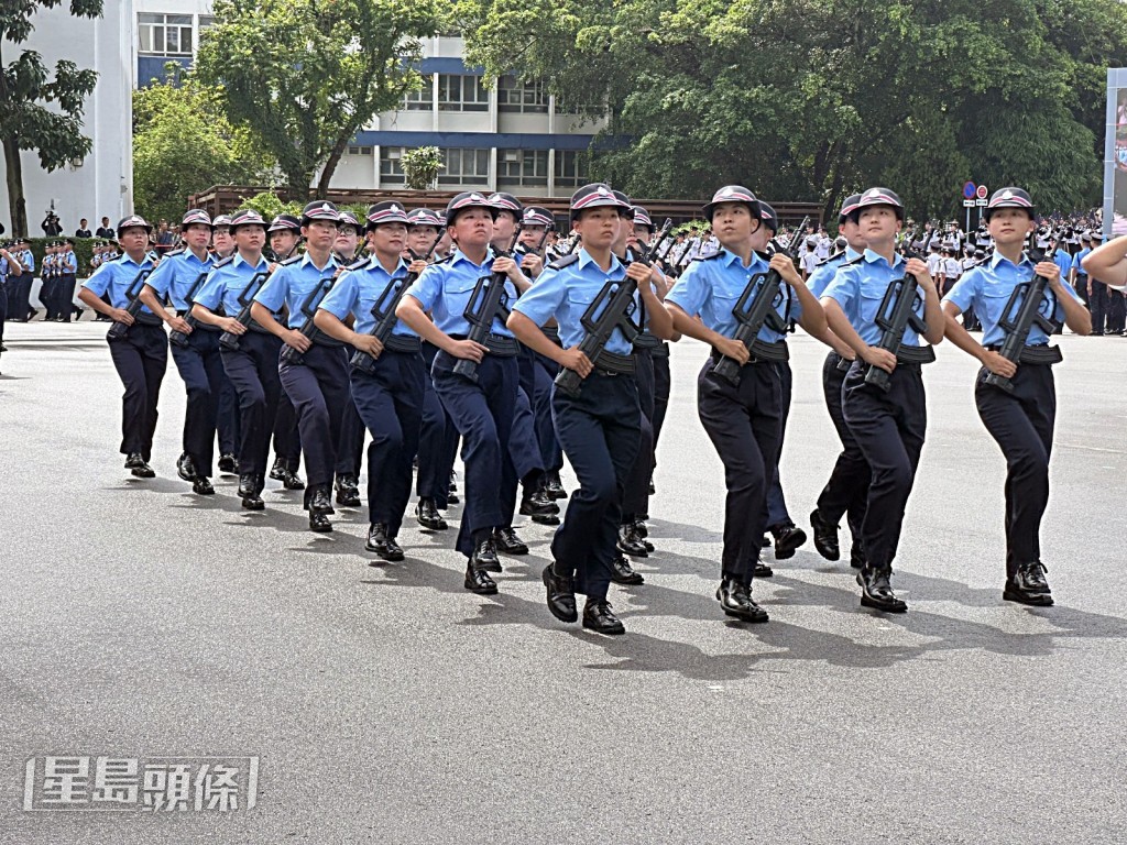 女學警巾幗不讓鬚眉。梁國峰攝 女學警巾幗不讓鬚眉。梁國峰攝