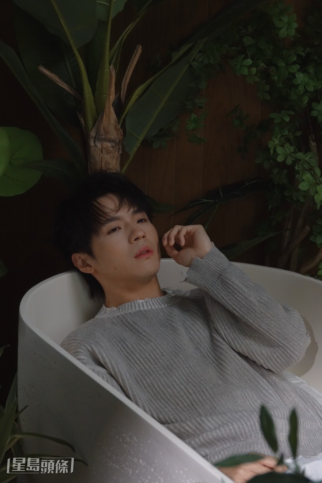 Ian在新歌MV中，經歷了與女主角感情走到盡頭的痛苦。