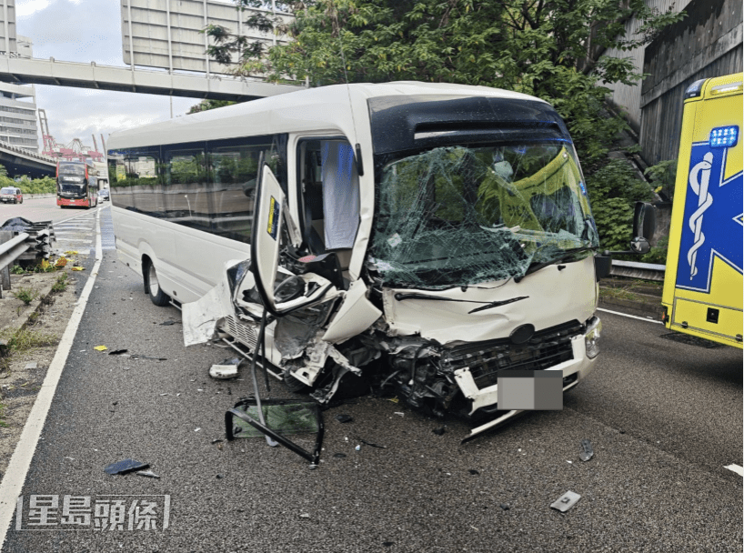 現場所見,小巴右邊車門嚴重損毀並脫落。黎志偉攝 現場所見,小巴右邊車門嚴重損毀並脫落。黎志偉攝