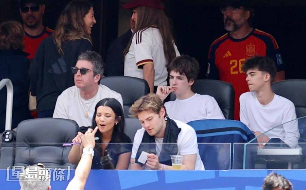 Oasis靈魂人物Noel Gallagher（左一）帶埋兒子Donovan和Sonny來看西班亞對比利時的世盃八強賽。（路透社）