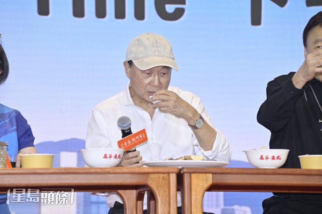 許冠文嘆功夫茶,感受潮州茶文化。 許冠文嘆功夫茶,感受潮州茶文化。