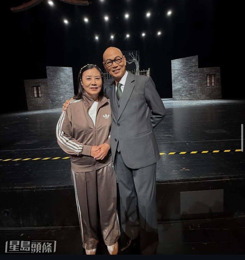 阿姐指家英哥身體不錯,現正在內地巡演舞台劇。 阿姐指家英哥身體不錯,現正在內地巡演舞台劇。