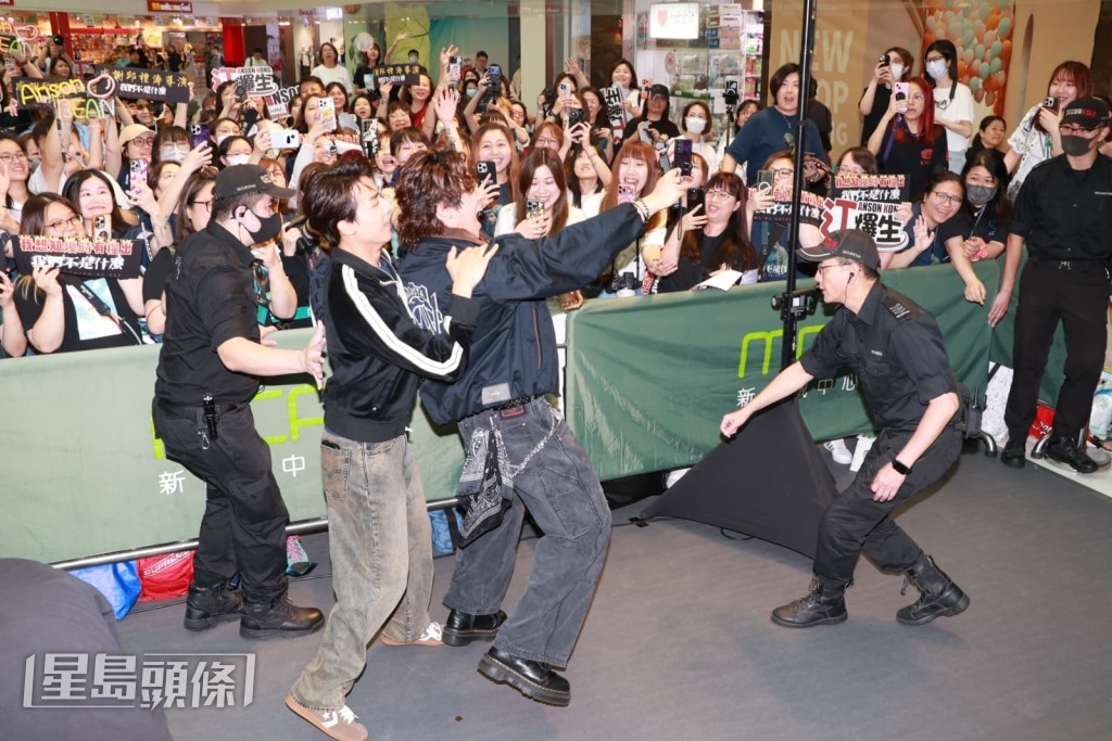 AK吸引過百生粉(粉絲暱稱)到場支持。 AK吸引過百生粉(粉絲暱稱)到場支持。