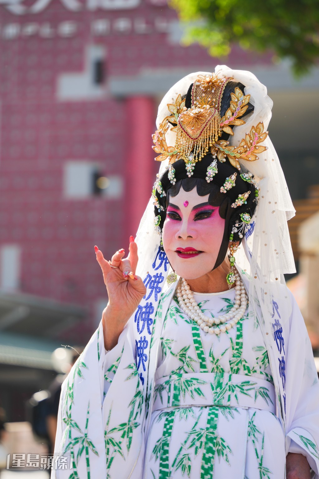 黃夏蕙今日（16日）打扮成「觀音」，祝福市民馬年身體健康。