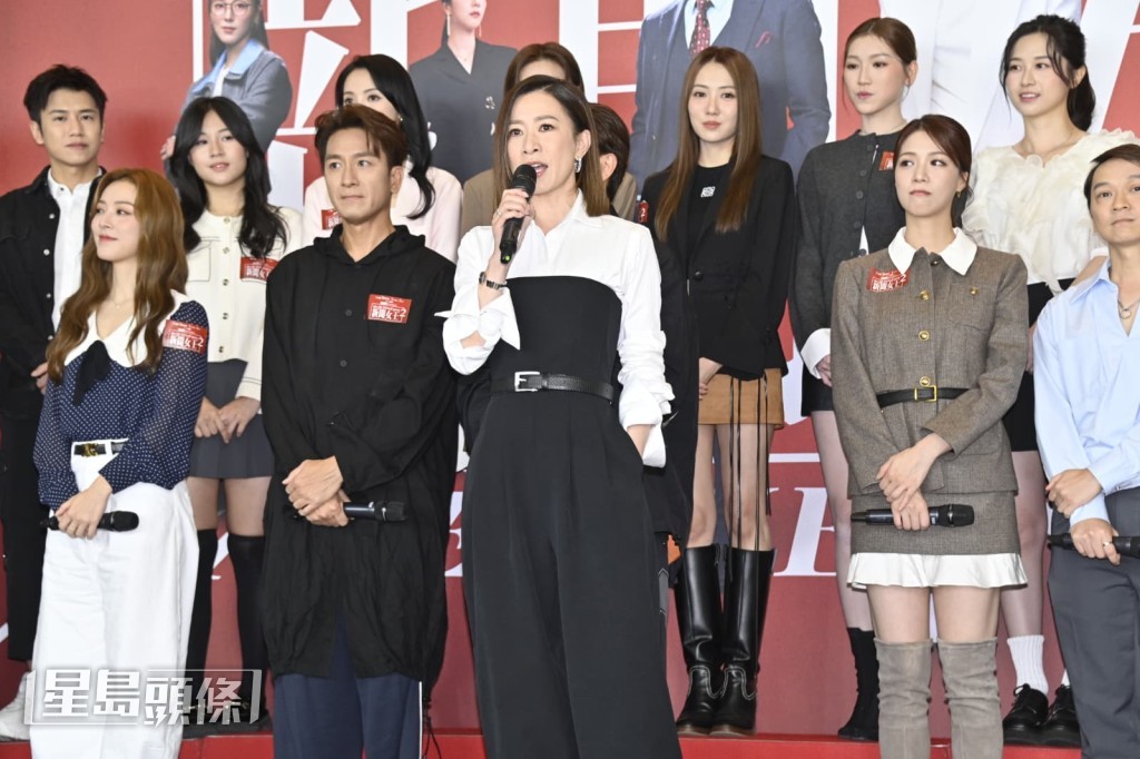 問到除了直升機出場外,是否有更霸氣的場面,阿佘指之後會為搶新聞而出招。 問到除了直升機出場外,是否有更霸氣的場面,阿佘指之後會為搶新聞而出招。