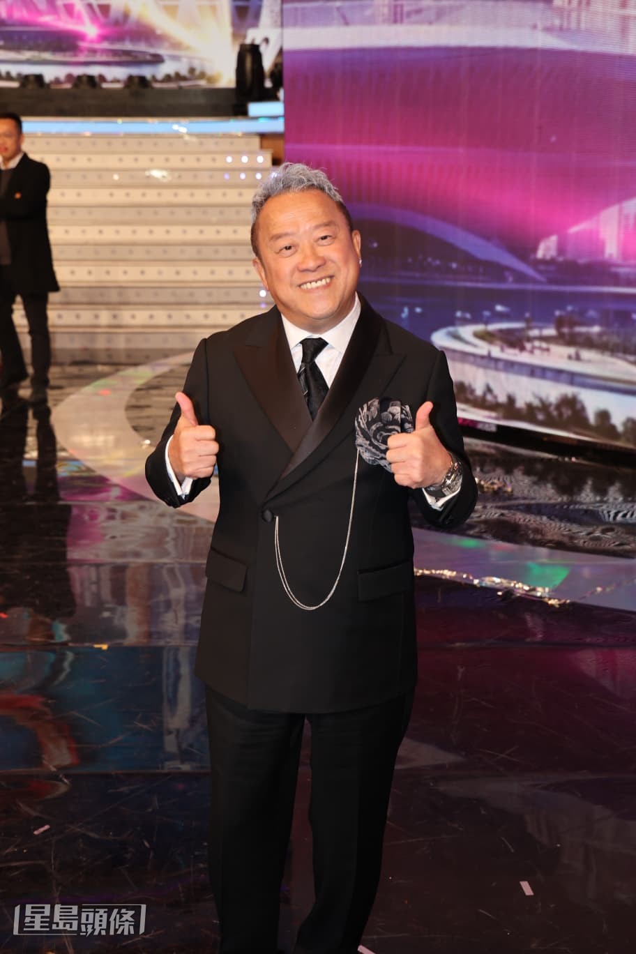  TVB總經理(節目內容營運)曾志偉在TVB《萬千星輝賀台慶2025》現場直播結束後，被傳媒追問離職傳聞。