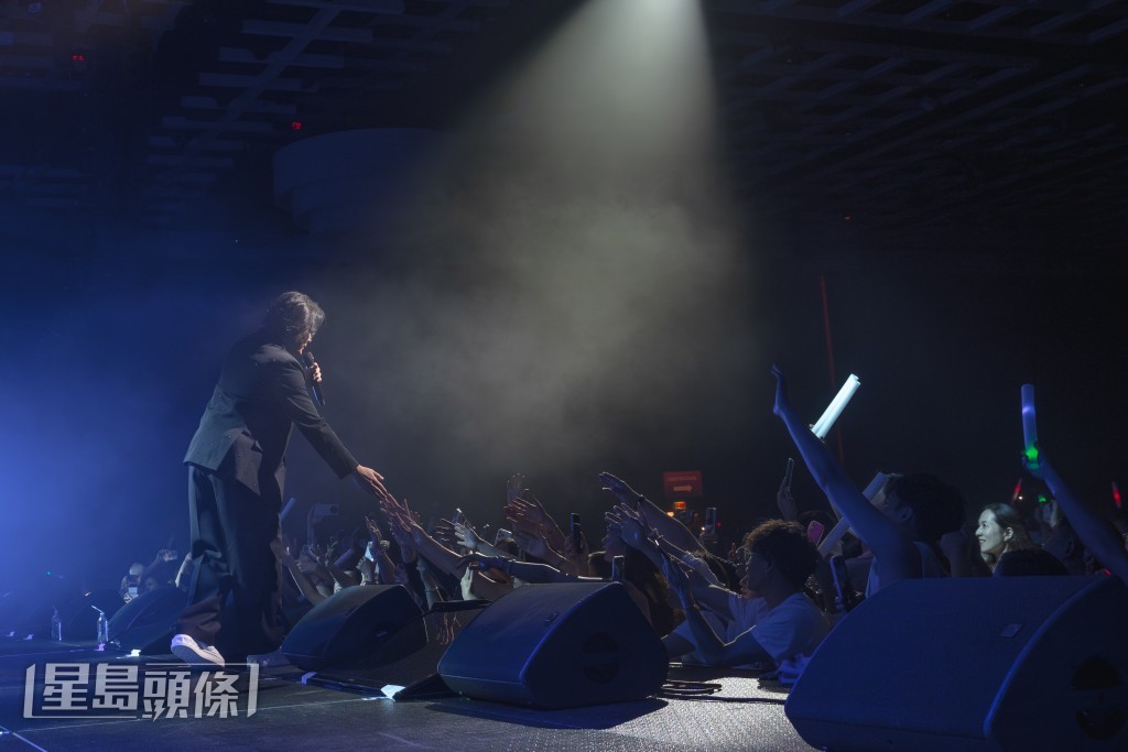 又與台下歌迷握手。 又與台下歌迷握手。