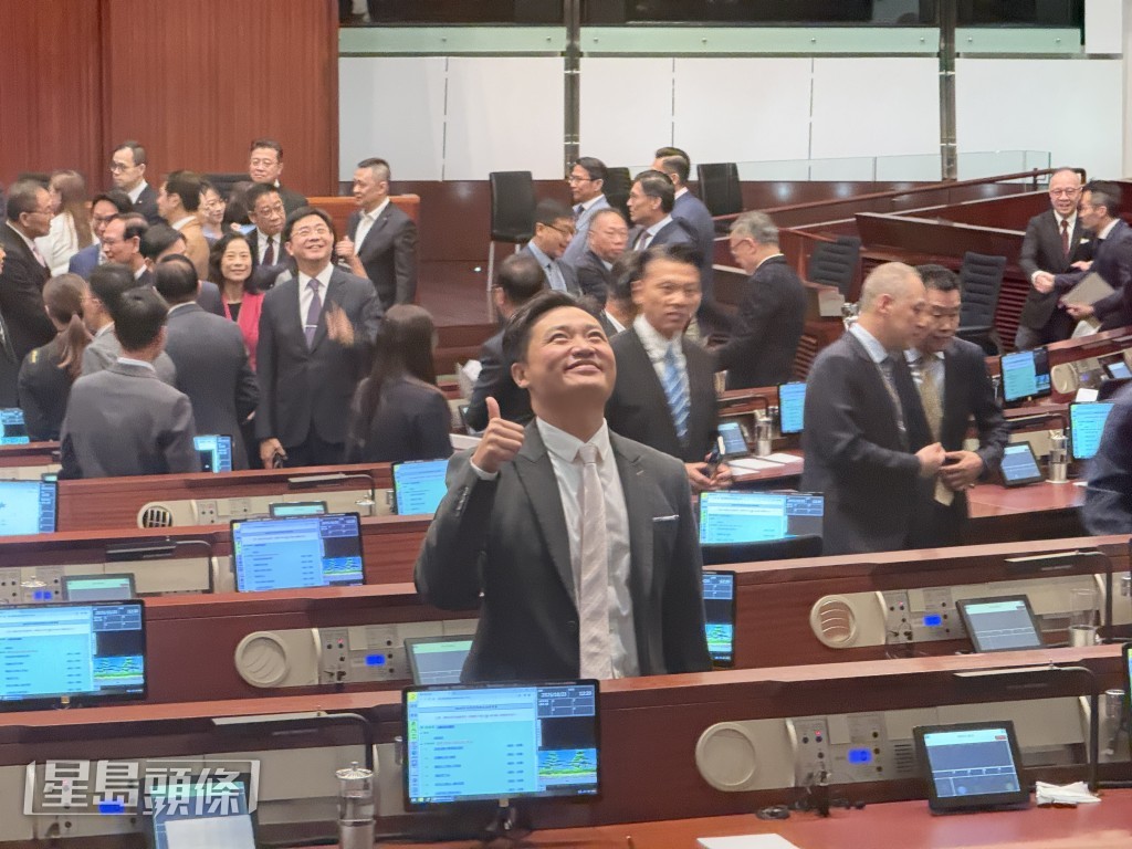 鄭泳舜在議事廳內笑得燦爛。曹露尹攝