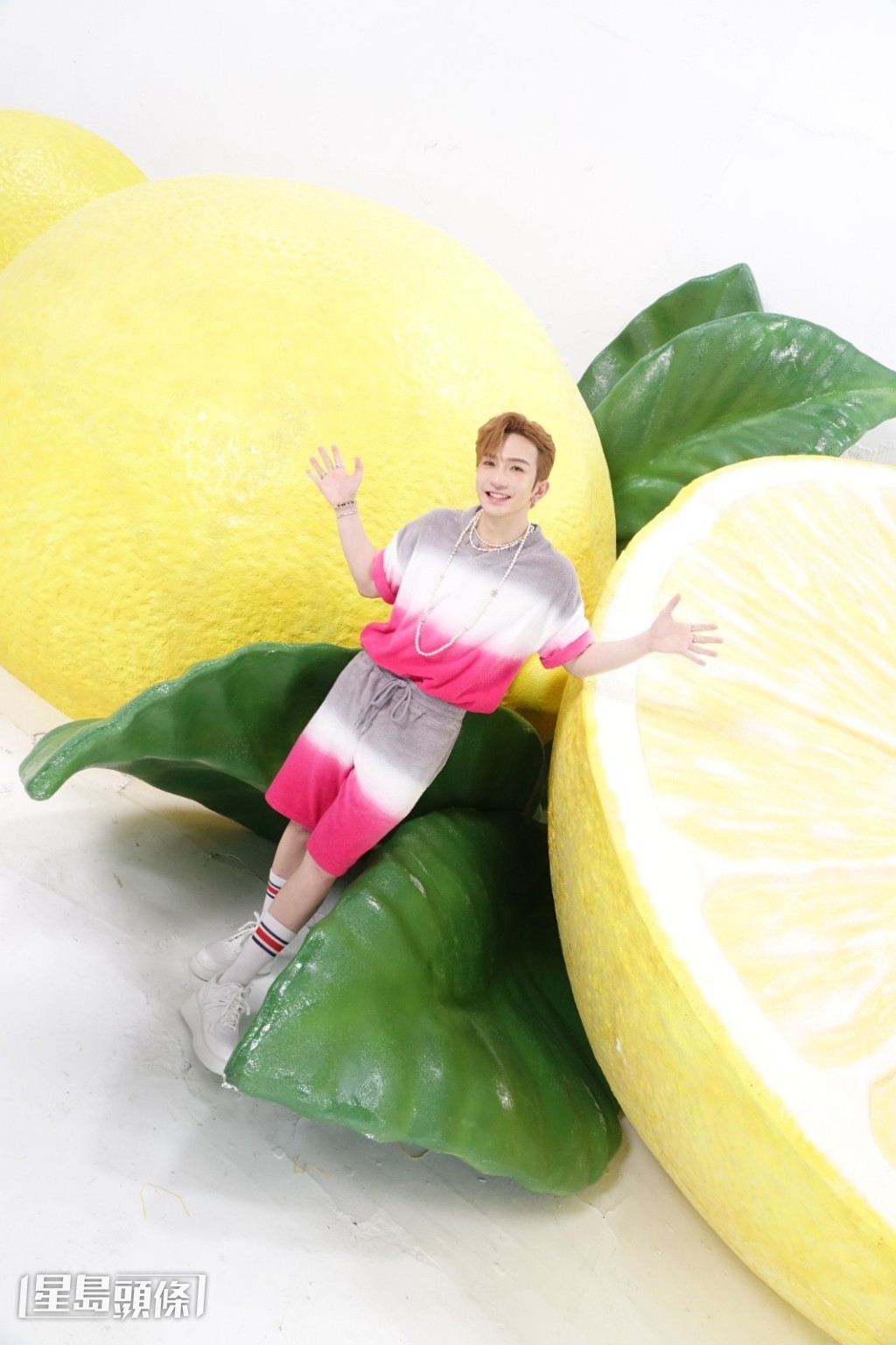 為了呼應歌名《Lemonade》,Anson Lo早已設計好要用大檸檬作MV背景大跳勁舞。 為了呼應歌名《Lemonade》,Anson Lo早已設計好要用大檸檬作MV背景大跳勁舞。
