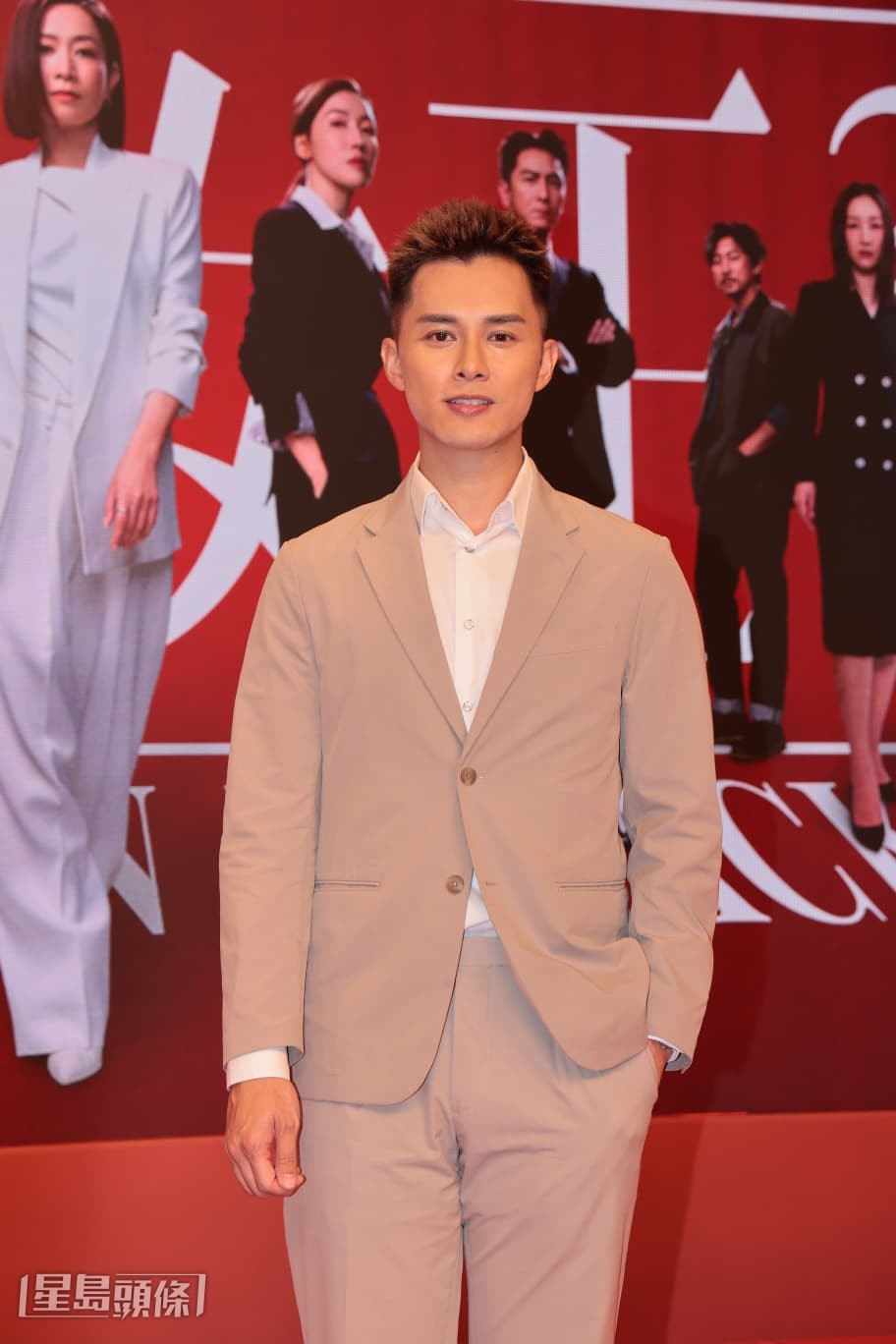 譚俊彥表示會將親熱戲交給何廣沛,因為對方較後生。 譚俊彥表示會將親熱戲交給何廣沛,因為對方較後生。