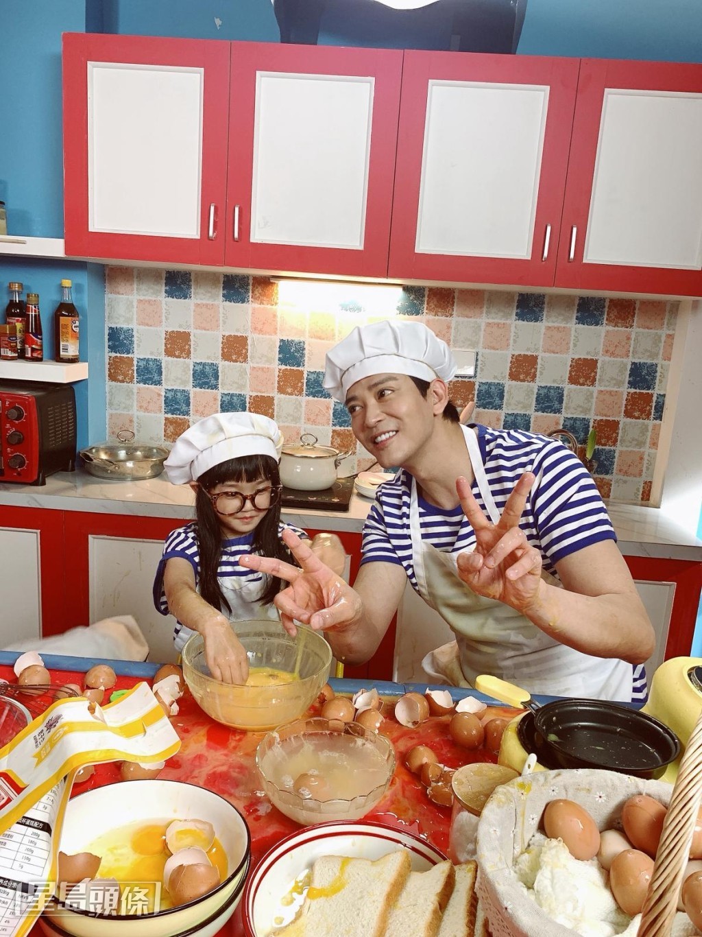 父女情感自然流露。