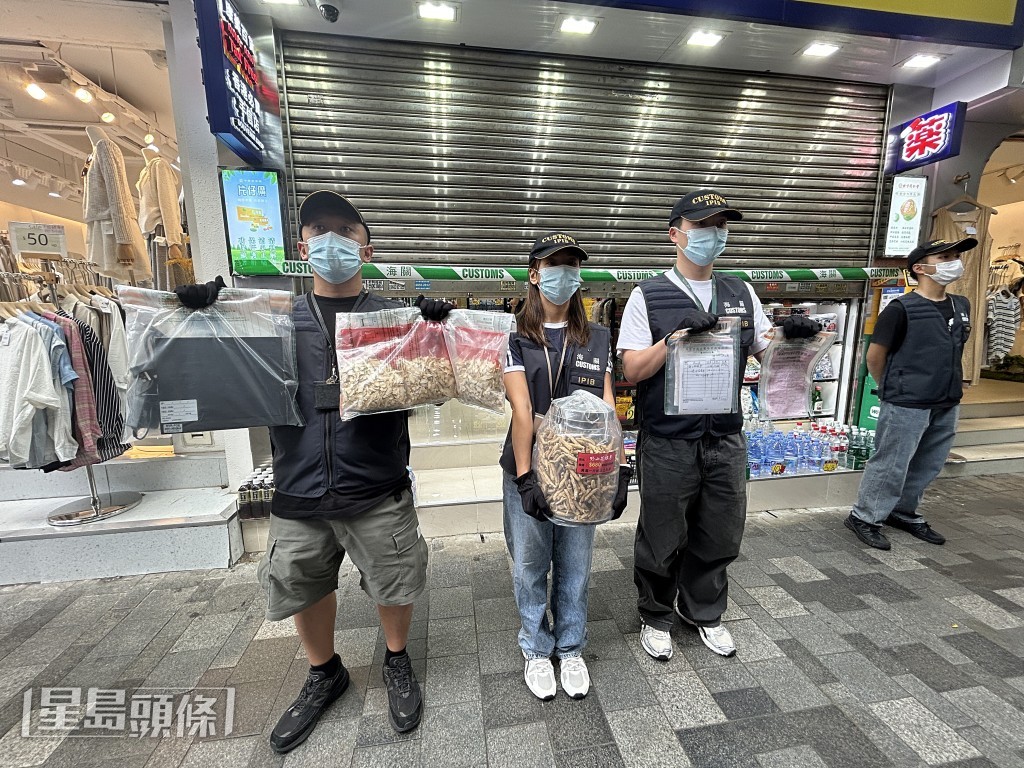 海關帶走一些證物。林思明攝