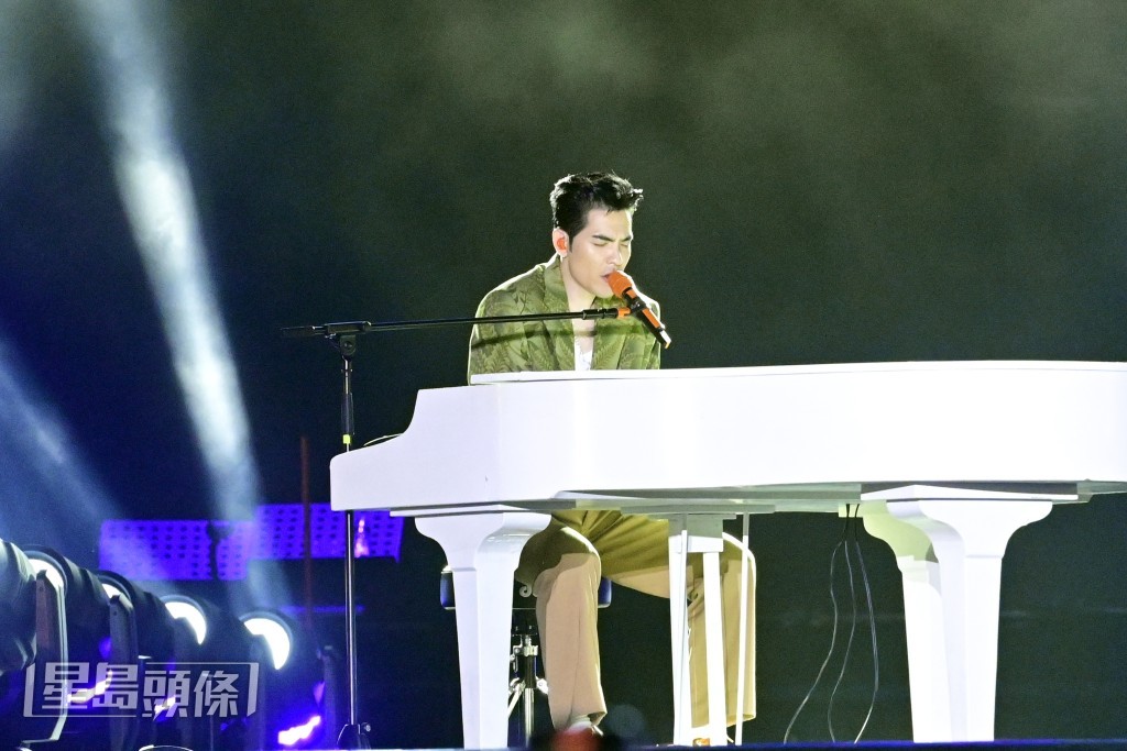 蕭敬騰一連唱出多首歌曲。