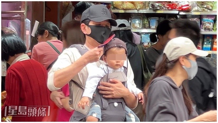 「蕭哈哈」出巡未有戴上口罩，面圓圓、腳仔長長，全程眼仔碌碌四圍望。