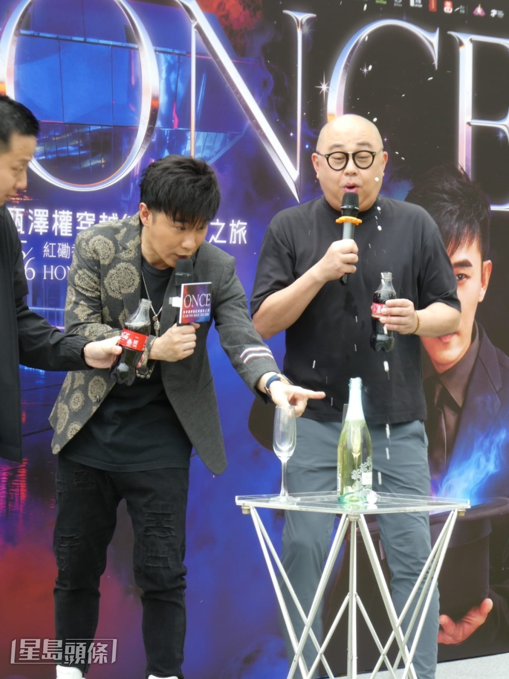 甄澤權即場表演魔術。