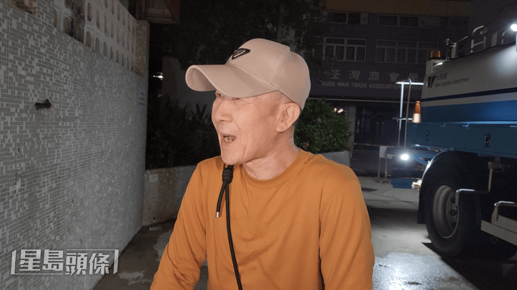周先生表示,家中在毫無預警下突然停水,他聞訊後第一時間衝往便利店,但大支裝食用水已被搶購一空,僅能買到數支小支裝水應急。黎志偉攝 周先生表示,家中在毫無預警下突然停水,他聞訊後第一時間衝往便利店,但大支裝食用水已被搶購一空,僅能買到數支小支裝水應急。黎志偉攝
