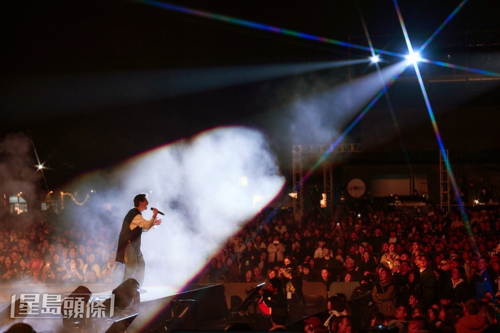 全場6000座位爆滿。 全場6000座位爆滿。