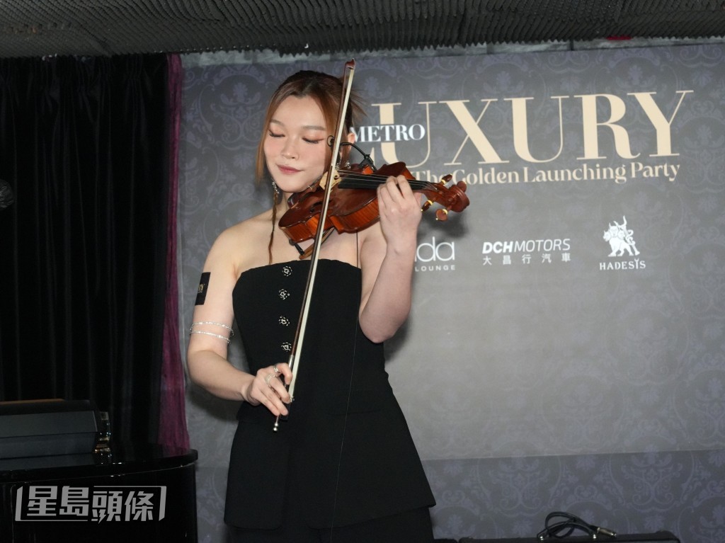 黃洛妍在現場表演。