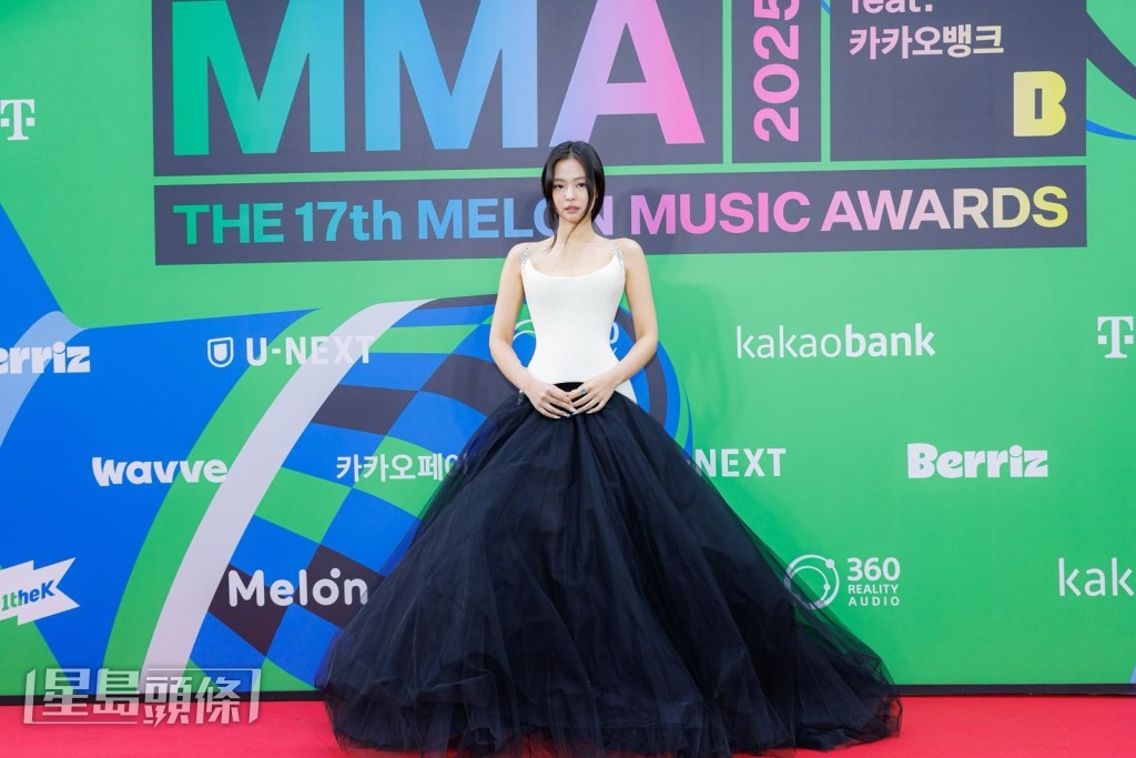 Jennie在紅地毯險與Kai擦身而過。